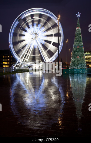 Middlesbrough-Rad und Weihnachtsbaum in der Mitte der Stadt. Stockfoto