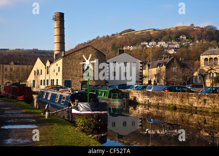 Lastkähne auf dem Rochdale Kanal bei Hebden Bridge in Calderdale. Stockfoto