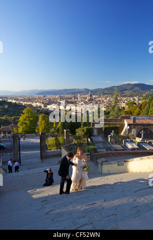 Junge Ehepaare auf Stufen der Kirche San Miniato al Monte, mit Blick auf Florenz, Toskana, Italien, Europa Stockfoto