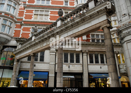 Der Eingang in die sizilianische Avenue Arcade in der Nähe von Holborn in London. Stockfoto