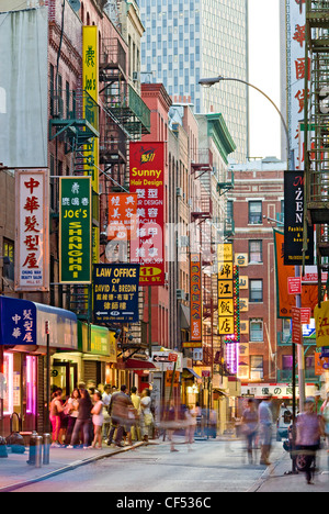 Pell Street in Chinatown, New York City zeigt bunte Zeichen für chinesische Restaurants wie Joe es Shanghai. Stockfoto