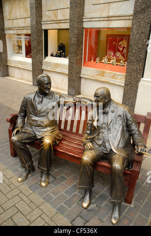 Statuen von Churchill und Roosevelt sitzen auf einer Bank in Old Bond Street. Stockfoto