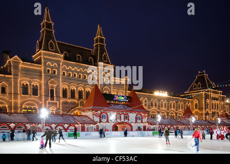 Eisbahn auf dem Roten Platz in Moskau bei Nacht. GUM-Handelshaus Stockfoto