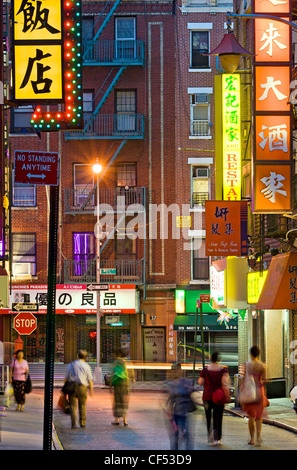 Pell Street in Chinatown, New York City zeigt bunte Zeichen für chinesische Restaurants. Stockfoto