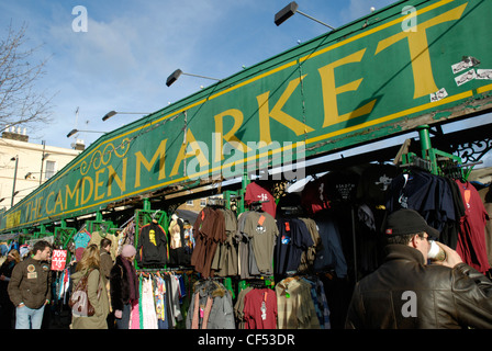 Stände mit Blick auf dem Camden Market Schild über Kleidung. Stockfoto