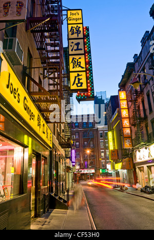 Pell Street in Chinatown, New York City hat viele chinesische Restaurants wie Joe es Ginger. Stockfoto