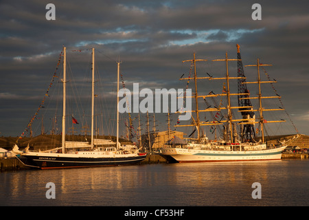 Großsegler festgemacht an Victoria Dock, Hartlepool als Bestandteil der 2010 Tall Ships Race. Stockfoto