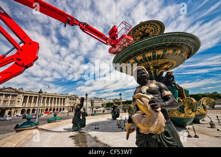 Paris, Place De La Concorde. Wartungsarbeiten auf den Brunnen der Fluss Handel und Schiffahrt. Stockfoto