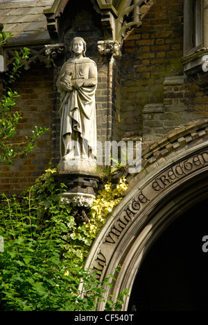 Eine Nahaufnahme einer Statue am Eingang zum Holly Dorf in Swains Lane. Stockfoto