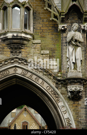 Eine Nahaufnahme einer Statue am Eingang zum Holly Dorf in Swains Lane. Stockfoto