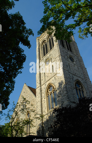 St Faith Church betrachtet durch die Bäume des Brenchley Gärten in Maidstone. Stockfoto