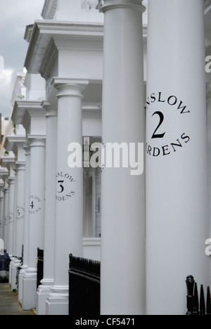 Weiße nummerierte Spalten außerhalb grand viktorianische Häuser in Chelsea. Stockfoto
