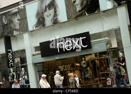 Shopper, vorbei an einem nächsten Kaufhaus in der Oxford Street. Stockfoto