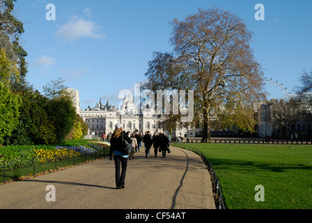 Ein Blick auf Menschen, die einen Spaziergang im St James Park in Westminster. Stockfoto