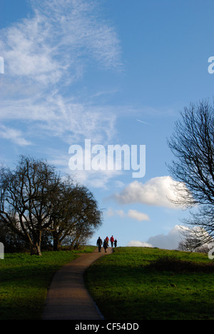 Menschen Flanieren auf dem Parlamentshügel in Hampstead Heath in London. Stockfoto