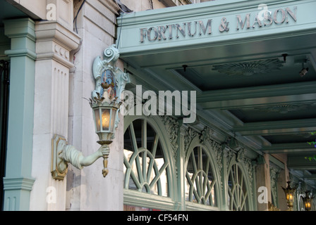 Außenansicht des Kaufhauses Fortnum and Mason in Piccadilly. Stockfoto