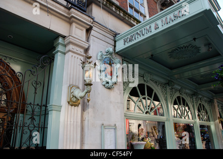 Außenansicht des Kaufhauses Fortnum and Mason in Piccadilly. Stockfoto