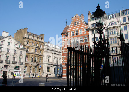 Ein Blick auf die Gebäude rund um St James in London. Stockfoto