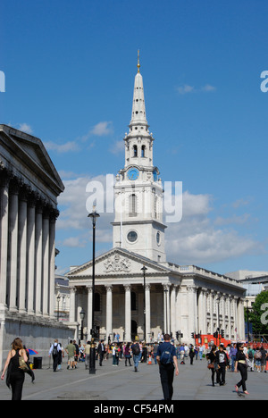 Blick auf die vor kurzem restaurierte St. Martinsfest in der Feld-Kirche auf dem Trafalgar Square. Stockfoto