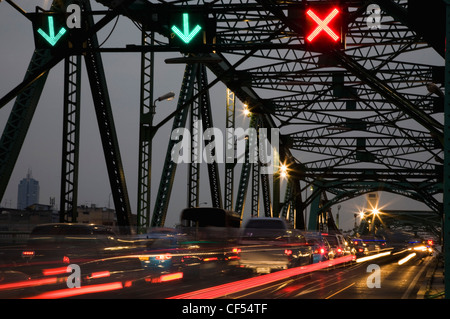 Thailand, Bangkok, Verkehr Flusssteuerung im Feierabendverkehr auf Saphan Phut Memorial Bridge. Stockfoto