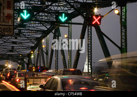 Thailand, Bangkok, Verkehr Flusssteuerung im Feierabendverkehr auf Saphan Phut Memorial Bridge über den Chao Phraya Fluss. Stockfoto