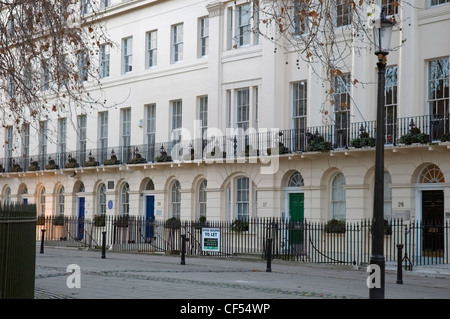 Außenansicht des weißen terrassenförmig angelegten Architektur in Fitzroy Square. Stockfoto