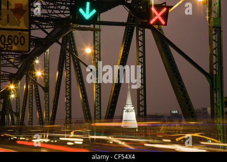 Thailand, Bangkok, Verkehr Flusssteuerung im Feierabendverkehr auf Saphan Phut Memorial Bridge über den Chao Phraya Fluss. Stockfoto