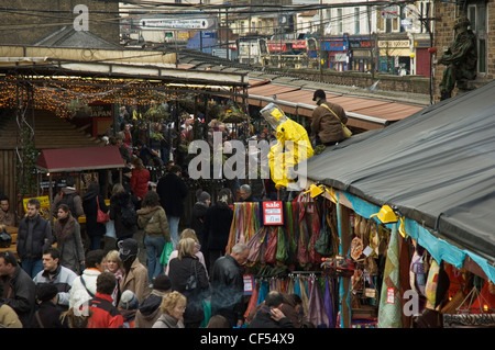 Mit Blick auf Massen an Stables Market in der Chalk Farm Road. Stockfoto