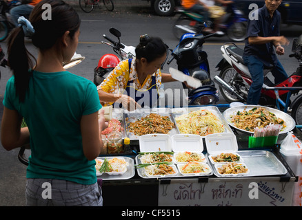 Thailand, Bangkok, Straße Verkäufer und Tochter Sell Take away Pad-Thai National gebraten Nudel klassisches Gericht und Currys. Stockfoto