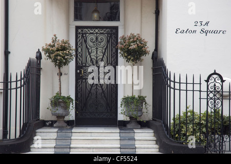 Außenansicht des Einganges, ein elegantes Haus am Eaton Square. Stockfoto