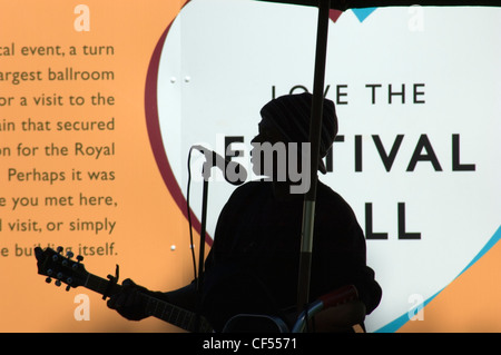 Silhouette der Straßenmusikant außerhalb der Royal Festival Hall. Stockfoto