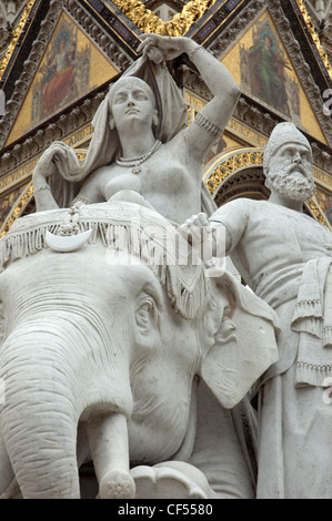 Eine Nahaufnahme von Statuen aus dem Albert Memorial im Hyde Park. Stockfoto