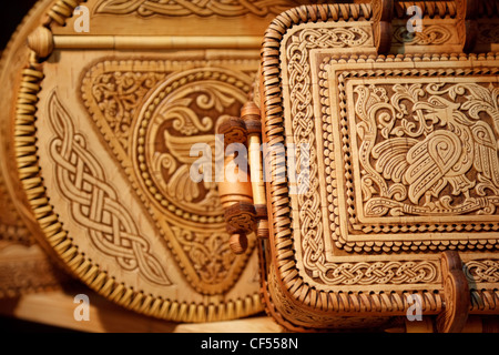 Schöne Kästen aus Birkenrinde mit geschnitzten Muster. Russische nationale Handwerk. Konzentrieren Sie sich auf den Deckel. Stockfoto