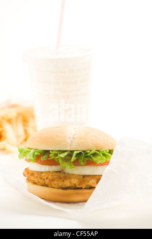 frische Hähnchen-Burger mit Tomaten-Zwiebel-Käse-Salat Stockfoto