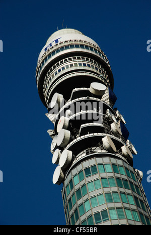 Der Spitze des Turmes British Telecom vor einem tiefblauen Himmel in London. Stockfoto