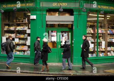 Das Exterieur des Quinto Second-Hand Buchladen auf Charing Cross Road. Stockfoto