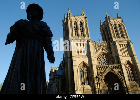 Bristol Cathedral und die Statue von Raja Rammohun Roy in der Forground. Stockfoto