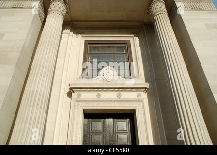 Der Eingang zum Freemasons Hall in der Great Queen Street. Stockfoto