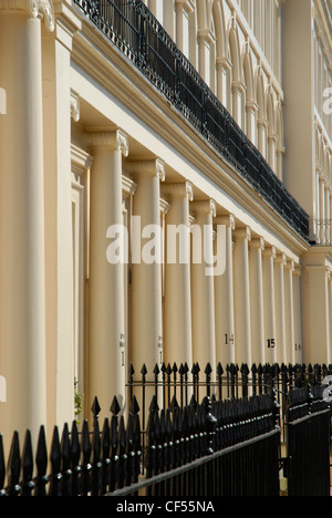 Reihen von Steinsäulen, entworfen von John Nash im Park Square East Häuser angehören. Stockfoto
