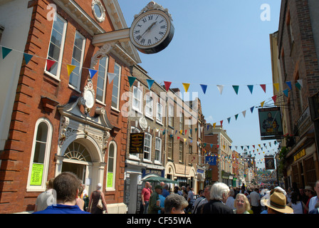 Die Massen feiern das Dickens Festival in Rochester High Street. Stockfoto