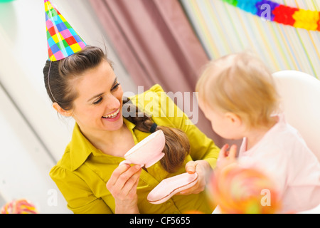 Mutter mit einem Tee auf erste Geburtstagsfeier ihres Babys Stockfoto