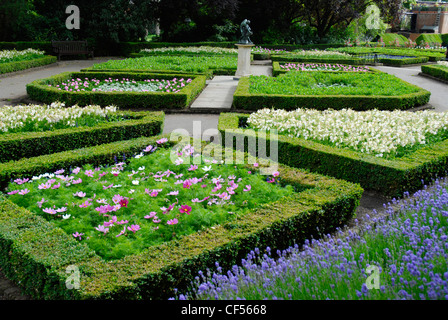Der formale Landschaftsgarten in Kensingtons Holland Park. Stockfoto