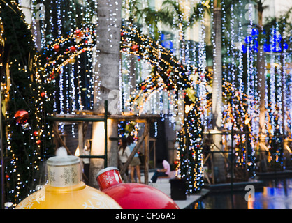 Weihnachtsbeleuchtung draußen Siam Paragon Bangkok führenden Einkaufszentrum Thailand Bangkok Asien Asiatische Thailand thai chinesisch rot Stockfoto