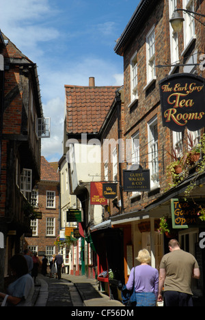 Käufer durch The Shambles in York. Stockfoto