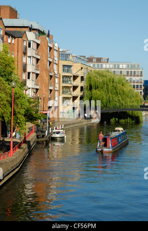 Mehrfamilienhäuser mit Blick auf ein Lastkahn auf Kennet und Avon Kanal in Reading. Stockfoto