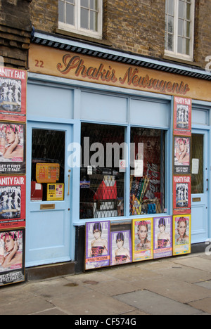 Die Vorderseite des traditionellen Zeitschriftenläden in West Smithfield. Stockfoto