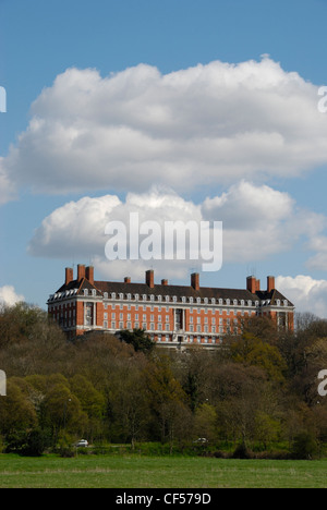 Die Royal Star und Strumpfband Zuhause sitzen über Baumwipfel auf Richmond Hill. Stockfoto