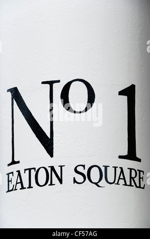 Nahaufnahme einer Straße Nummer auf gemalten weißen Stein Spalte in Eaton Square. Stockfoto
