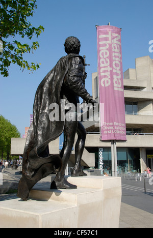 Eine Statue von Laurence Olivier als Hamlet außerhalb des Nationaltheaters am Südufer. Stockfoto