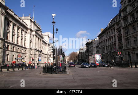 Parlament Street London Treasury Gebäude auf der linken Seite Stockfoto